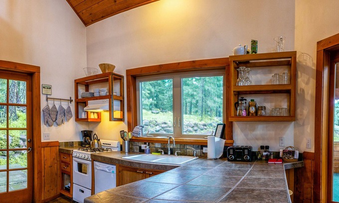 Ashland Cabina | BookStayHop - #1C Pilot Rock ~ Green Springs Cabins ~ Jacuzzi Tub ~ Kitchen ~ Do