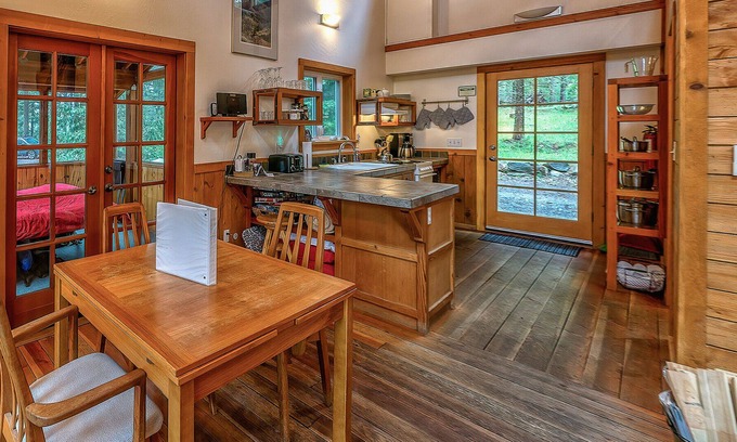 Ashland Cabina | BookStayHop - #1D Hobart Peak ~ Green Springs Cabins ~ Jacuzzi Tub~ Kitchen~ Do