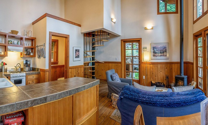 Ashland Cabina | BookStayHop - #1E Boccard Point ~ Green Springs Cabins ~ Jacuzzi Tub~ Kitchen