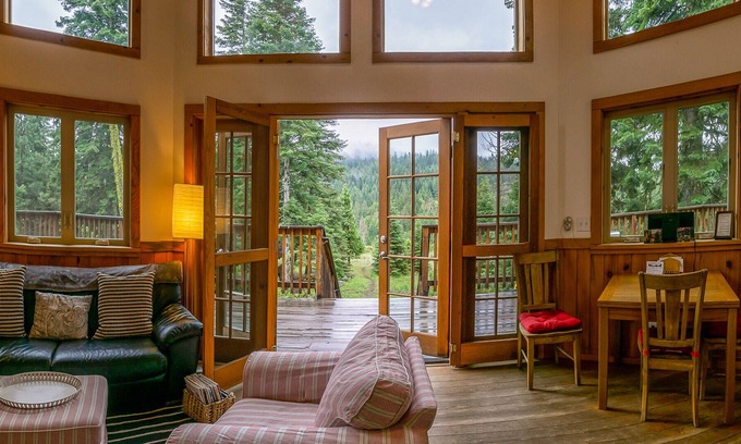 Ashland Cabina | BookStayHop - #2C Mayfield Gardens ~ Green Springs Cabins ~ Jacuzzi Tub ~Views ~