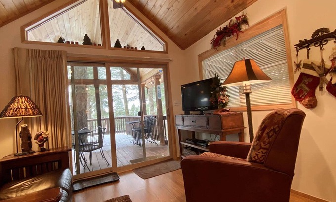 Ashland Cabina | BookStayHop -#41 Cabin on Hyatt Prairie Rd- Dog Friendly, With Mountain Views.