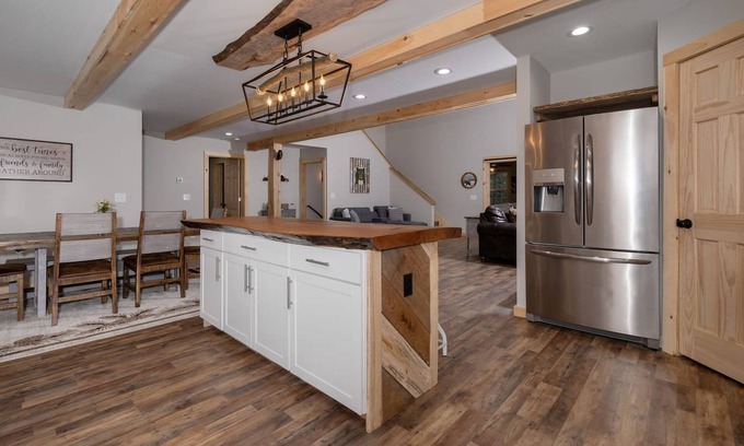 Deep Gap Casa | Boone Getaway Dog Friendly Hot Tub Fire Pit