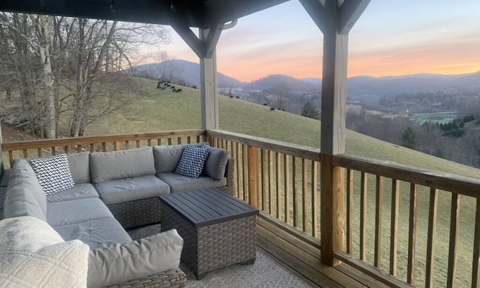 Boone Cabina | BOONE, NC -Large Cozy Cabin with Beautiful Views!! *5 min drive to downtown