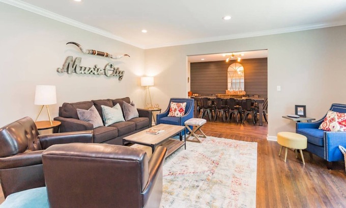 Merry Oaks Casa | BOOT SCOOTIN BUNGALOW! Renovado 4 dormitorios / 2 baños con jacuzzi y terraza!