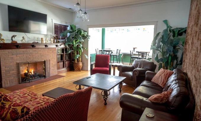 Lake View East Apartamento | Bootlegger House Sleeps 10-20 Free TV & Parking