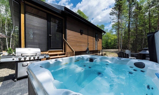 Baie-St-Paul Chalet De Esquí | Boréa 10: Tranquil Nature Retreat with Spa & BBQ