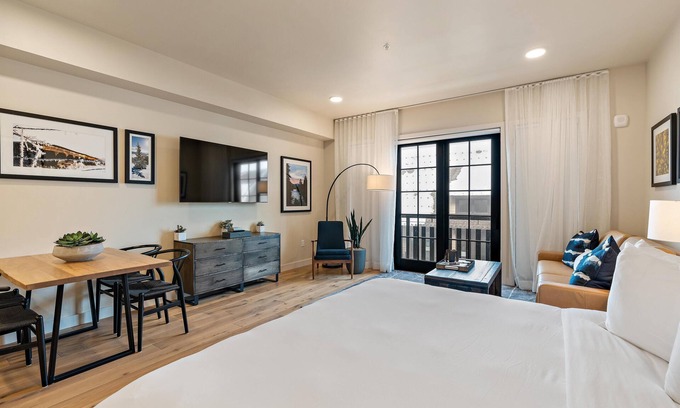 Tamarack Resort Apartamento | Gorgeous Condo|Juliette Balcony|Mountain & Village Views