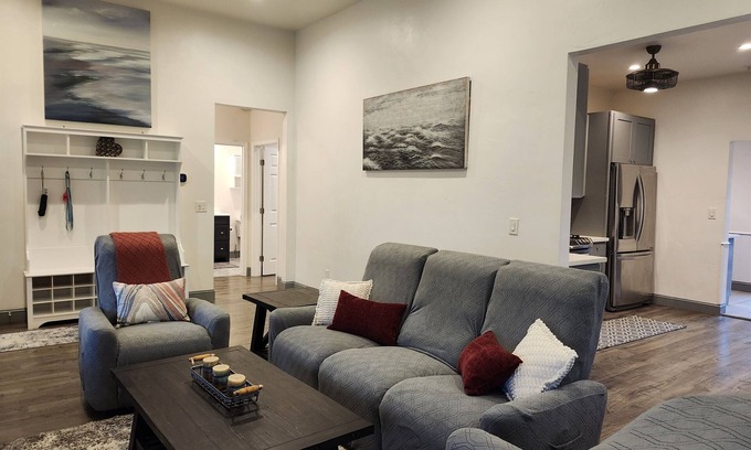 Lodi Casa | Bordeaux Bungalow | 1 Block to Downtown | Lovely Backyard | Dog Friendly