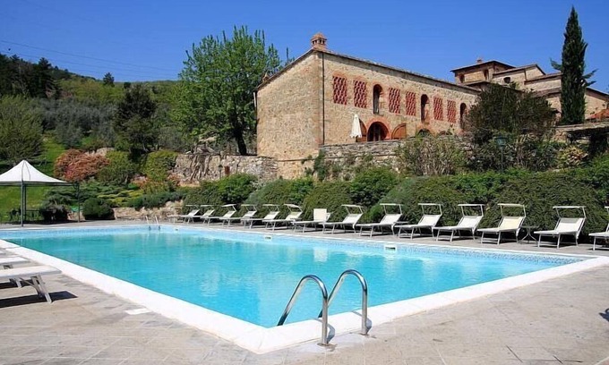 Bucine Casa | Borgo Bello E: Un característico y acogedor apartamento de dos pisos en el estilo característico de la campiña toscana.