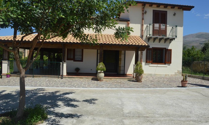 Partinico Villa | Borgo Parrini Holiday Home. Vacaciones relajantes en la campiña siciliana.
