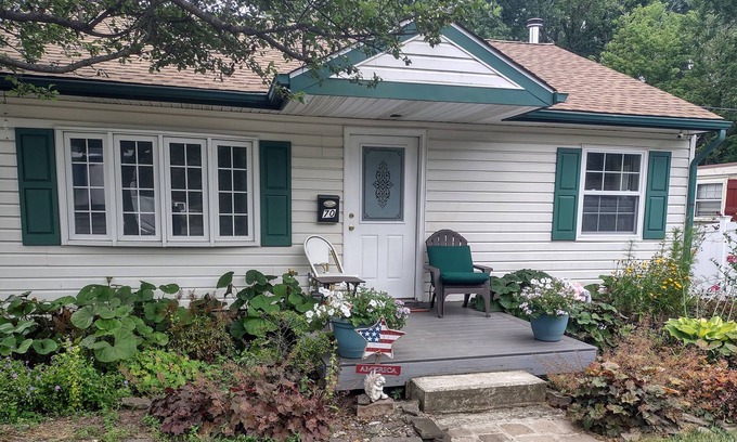 Doylestown Casa | Borough Bungalow Walking Distance to Fonthill Castle