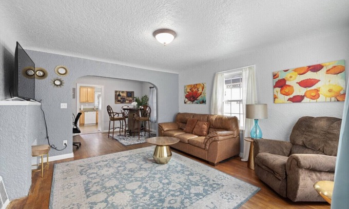 Central - Terry Casa | Bo’s White House with Fenced Yard
