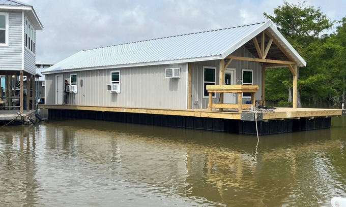 Venice Alquiler De Eote | BOSCOYO "Cypress Knees" - New 3 bedroom 2 bath Houseboat - Cypress Cove Marina