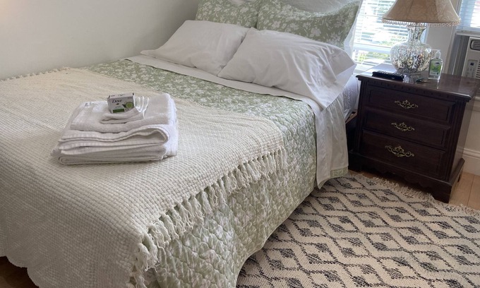 West Roxbury Apartamento | BOSTON-PRIVATE SUITE, CLEAN, QUIET, WALK TO TRAIN & BUSES IN BOSTON