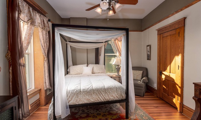 Elkader Casa | Botanical Suite at Elkader Jailhouse Inn