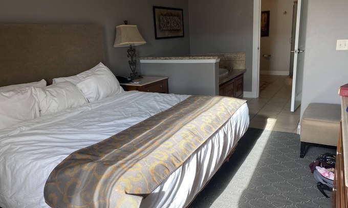 Napa Complejo | BottleRock Weekend Last Minute Price! Stay in a 4 Star Resort 1 Bedroom Suite.