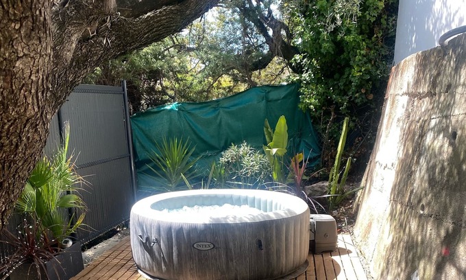 La Farlede Casa | Bottom of villa with jacuzzi
