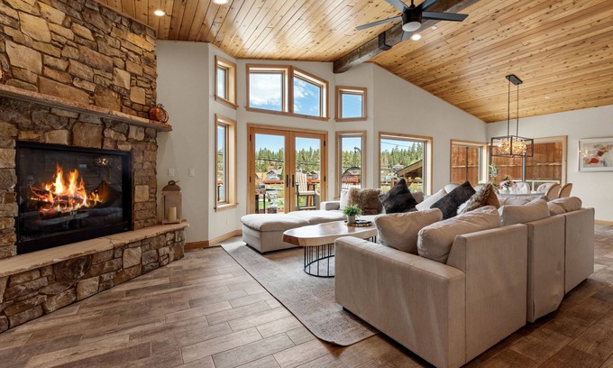 Big Bear Lake Chalet De Esquí | Boulder Bay Chalet Lakefront - Luxury Lakefront, Hot Tub, Pool Table, Foosball, Ping Pong, Lake View
