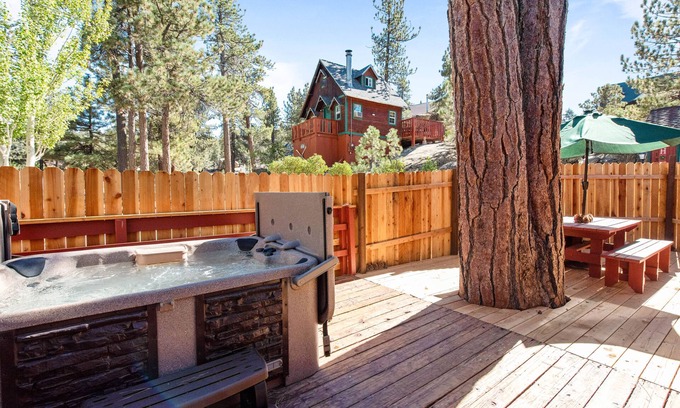 Boulder Bay Cabina | Boulder Pines - AC, Walk to Lake, Hot Tub, Smart TV