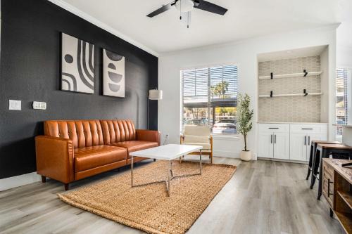 Glendale Sports and Entertainment District Apartamento | Boulevard Stays 2BR by Stadium Pool Parking Gym 06