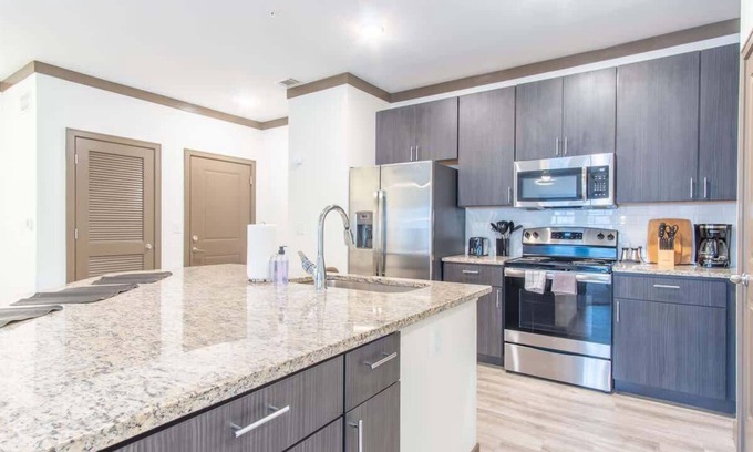 Middletown Apartamento | Charming 2BR Retreat | Pool, Parking, Gym