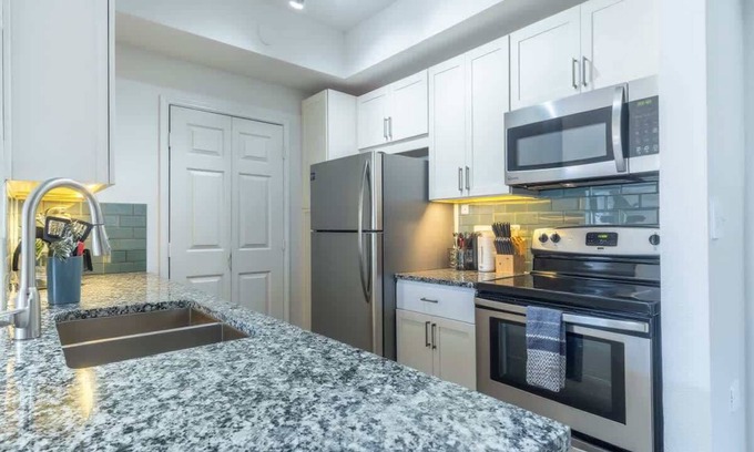 Irving Apartamento | Boulevard Stays Comfy King 1BR Pool, Gym & Free Parking 05