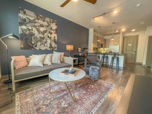 Richardson Apartamento | Boulevard Stays Dashing 1BR Suite Pool Parking Gym C
