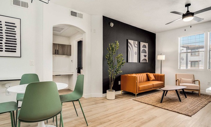Glendale Sports and Entertainment District Apartamento | Boulevard Stays Luxe 1BR by Stadium Pool, Parking, Gym 09
