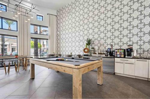 Glendale Sports and Entertainment District Apartamento | Boulevard Stays Luxe 2BR by Stadium Pool Parking Gym 02