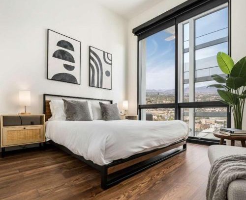 Evans Churchill Apartamento | Boulevard Stays Modern Highrise STU Sky Pool Parking Gym 08