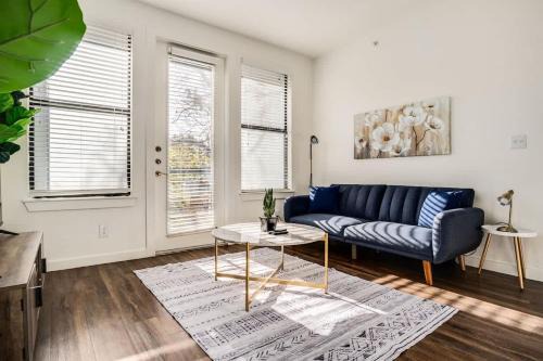 Travis Heights Apartamento | Boulevard Stays Walk to Downtown 1BR SoCo Pool Parking Gym 06