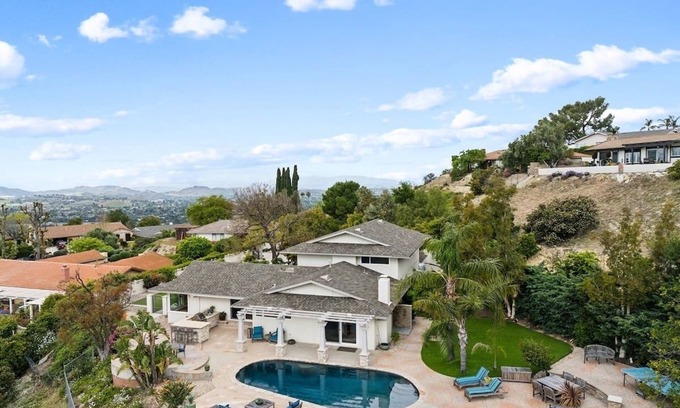 Thousand Oaks Casa | Bouquet Cottage (4-Bedroom Home) with Pool - Pets Allowed by RedAwning