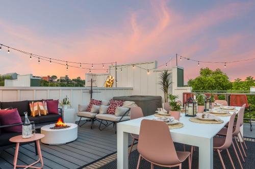 Katie Hill Neighborhood Casa | Bourbon & Bubbles - Rooftop Hot Tub & Speakeasy
