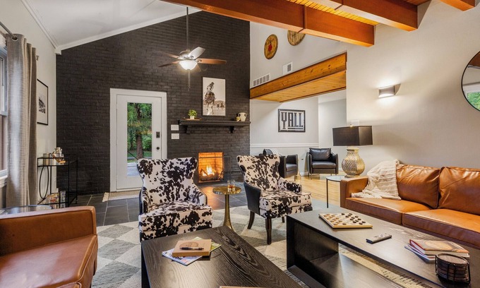 Lawrenceburg Casa | Bourbon Trail Cabin-Sleeps 10Hot Tub, Firepit