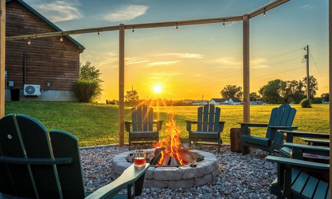 Bardstown Cabina | Bourbon Trail Cabin HotTub Firepit Game Room Theater