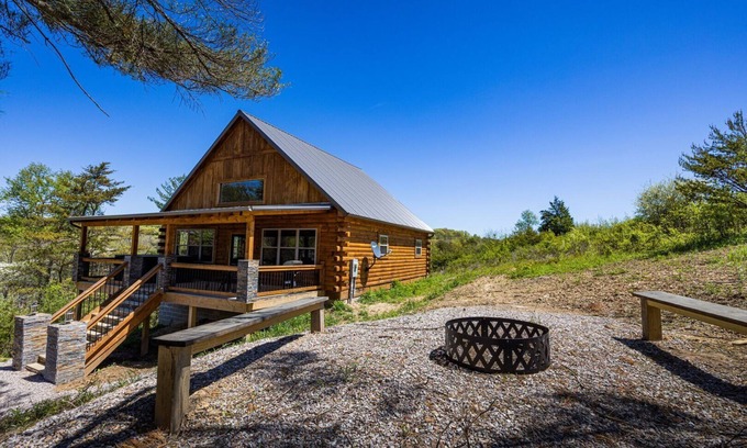 Logan Cabina | Bourbon Trail Lodge by The Inn & Spa at Cedar Falls