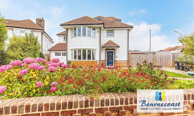 Southbourne Casa | Bournecoast: Family home with garden, patio, summer house and parking - HB10659