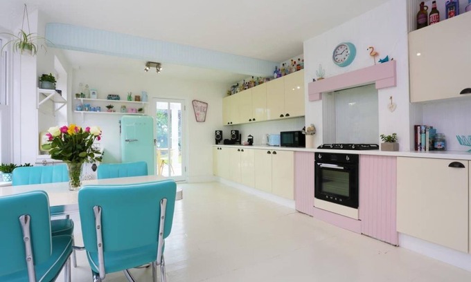 Southbourne Casa | BOURNECOAST: STYLISH INTERIOR - 1950 RETRO THEME - GARDEN - CONSERVATORY -HB7352