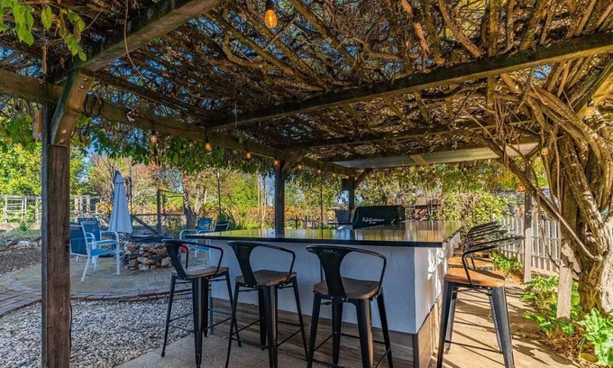 Auburn Casa | Boutique 1950's spacious house near nature trails, cafe's - 5 min to downtown