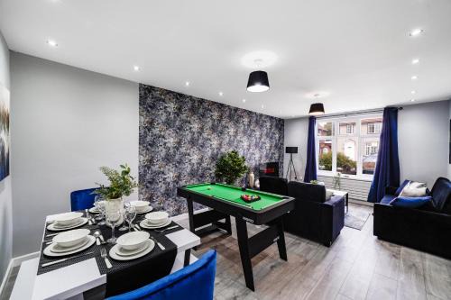 Parsloes Apartamento | Boutique 4 Bedroom House in London - Parking