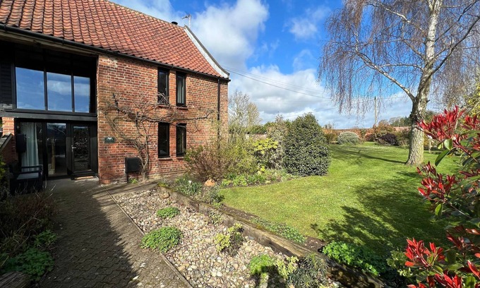 Runham Casa | Runham 2-Bed Boutique Barn Conversion, Sleeps 4