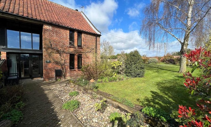 Runham Casa | Boutique Barn - Sleeps 4 Parking & Private Garden