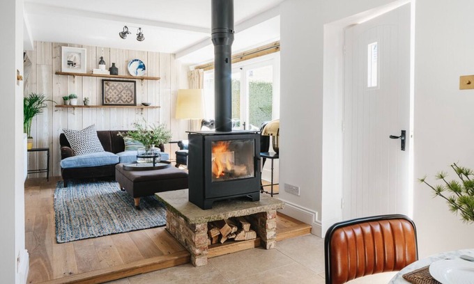 Chipping Campden Cabaña | Cotswold Stone Cottage con elegantes interiores, cómodos sofás y camas y un patio soleado
