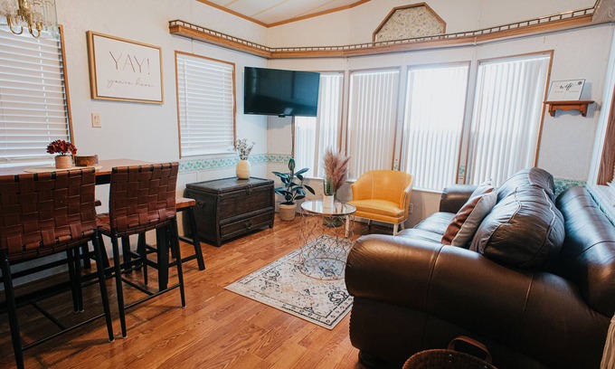 Kissimmee Cabaña | Boutique Cottage near Disney and Shopping Malls