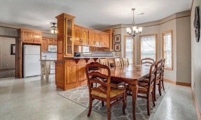 Lee's Summit Casa | Boutique Cottage Home en Gated Estate 3 bd 2 ba Escapada actualizada con cable wifi