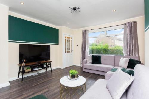 Niddrie Casa | Boutique Edinburgh 3 bed house - Parking - Garden