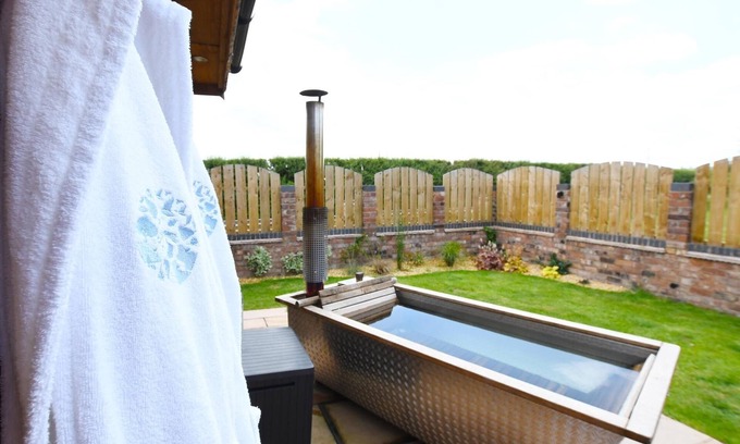 Wichenford Casa | Boutique Farm stay cottage in Worcestershire - Hot Tub / Dog Friendly