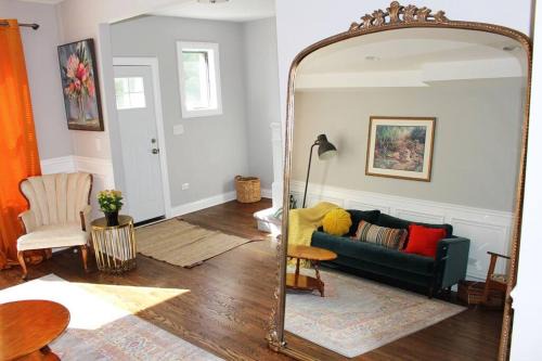 Greater Grand Crossing Casa | BOUTIQUE GARDEN HOUSE CHICAGO 3-STORY sleeps 12