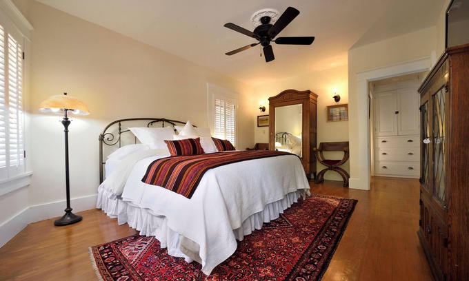 Historic Eastside Cama Y Desayuno | BOUTIQUE HOTEL - King Room-1/2 mi. from Santa Fe Plaza