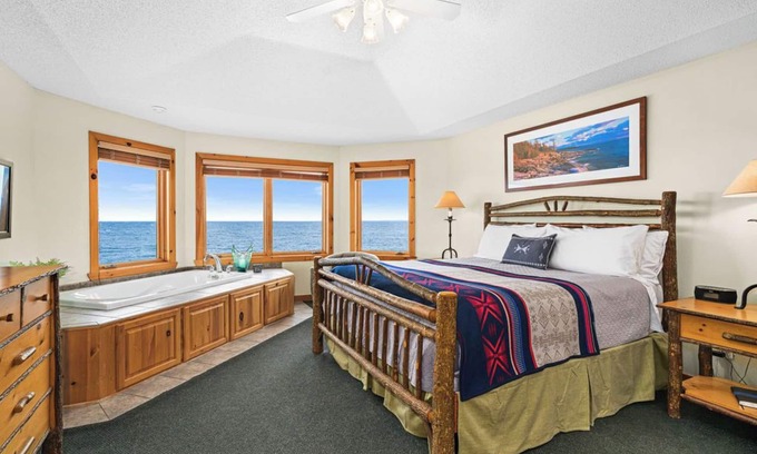 Beaver Bay Casa | Boutique Luxury On Lake Superior! Stunning Views Sunrise/Moon Waves Romantic